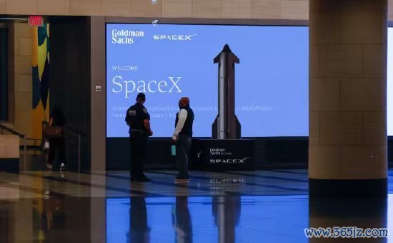 位于纽约高盛总部大厅的SpaceX绮丽。